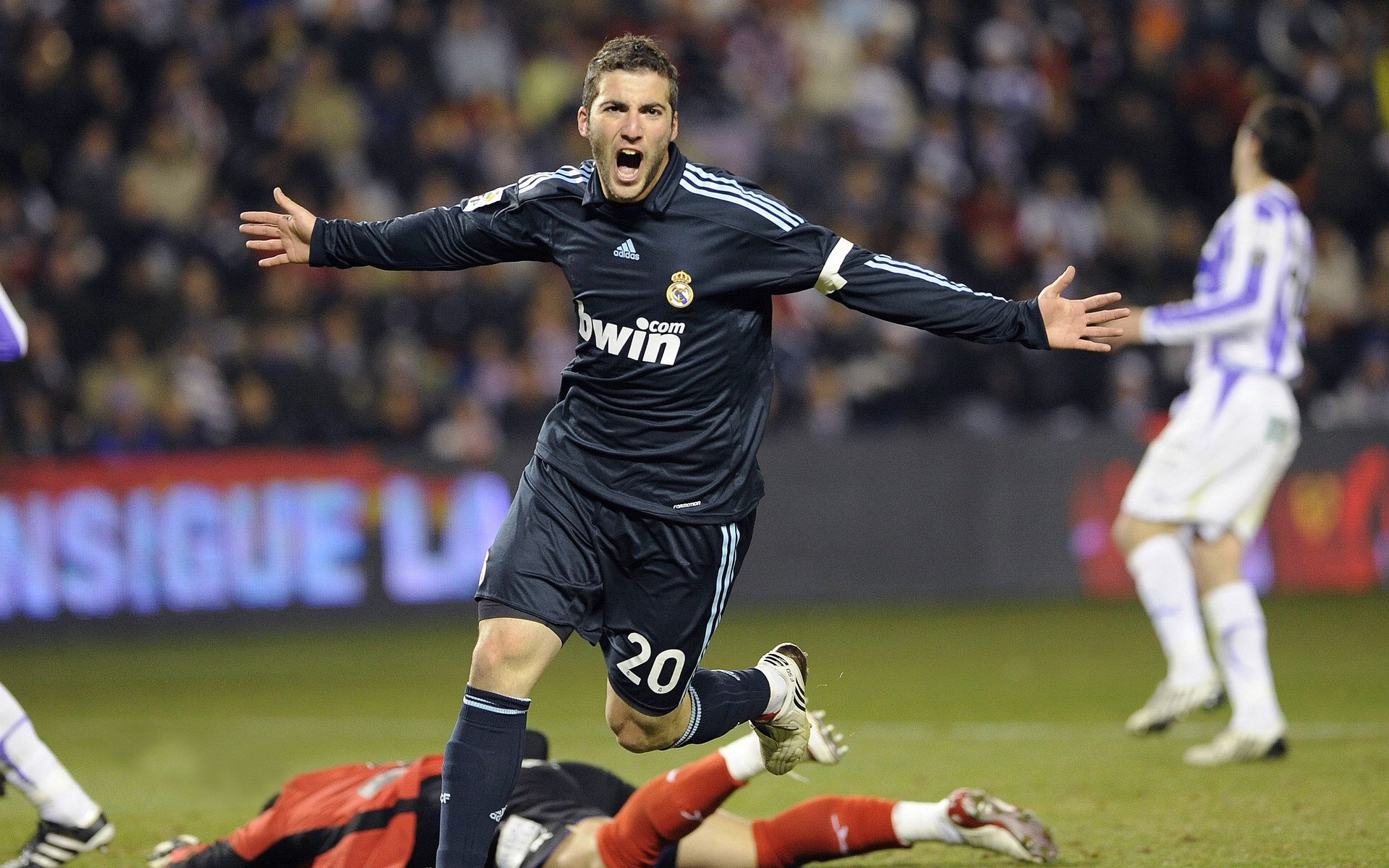 巅峰对决！扣篮大赛新星闪耀，创意与力量引爆全场